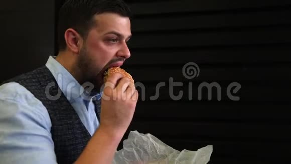 特写胡子男吃三明治的肖像实时全高清视频镜头快餐侧视图视频的预览图