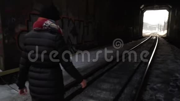 年轻女孩走在铁路上视频的预览图
