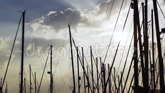 在背景下的船只的桅杆天空和太阳视频的预览图