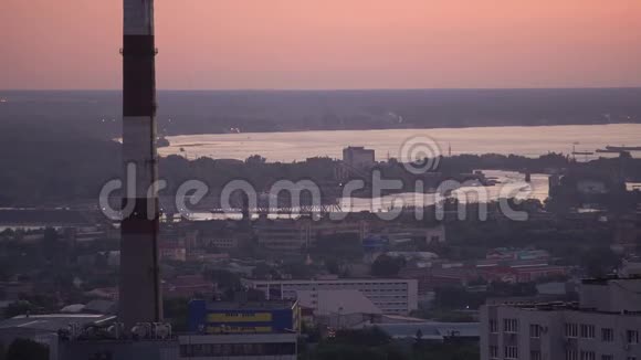 港口城市的黎明与河景视频的预览图