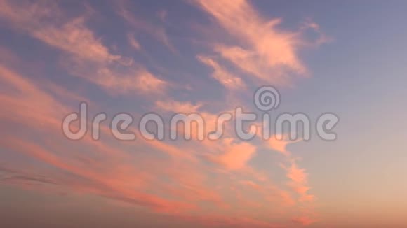 粉红色的卷云在天空中飘过视频的预览图