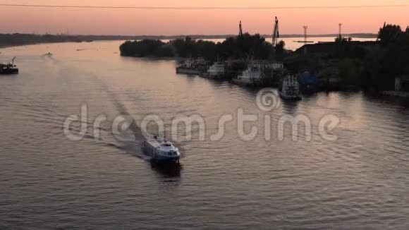 大型旅游船在港区的河流上航行视频的预览图