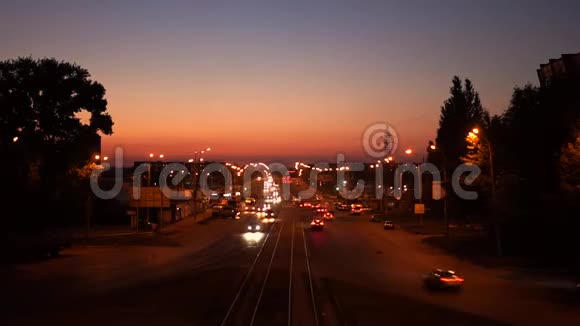 在宽阔的城市汽车灯灯照明道路上汽车的时间推移运动视频的预览图