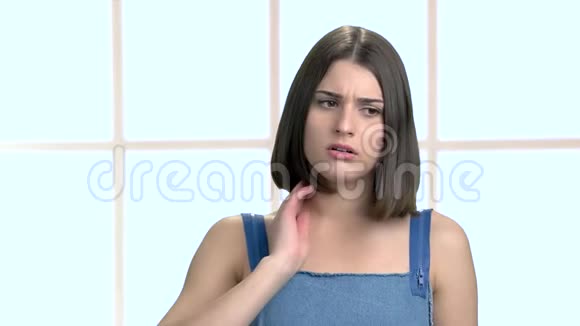 年轻漂亮的女人脖子疼视频的预览图