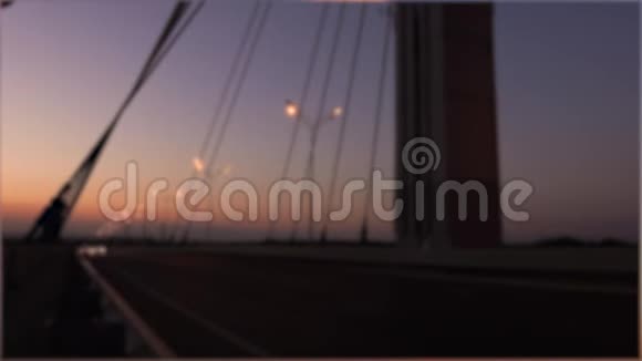 时间流逝模糊的汽车在桥上行驶视频的预览图
