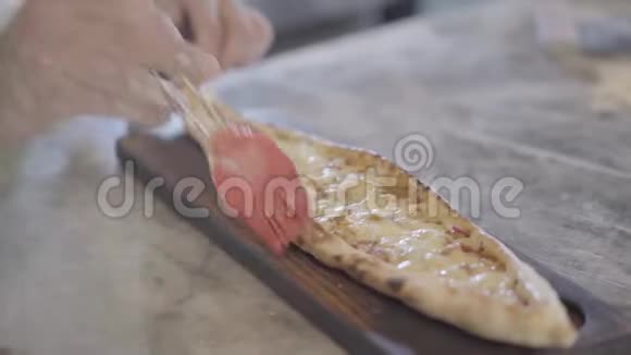 现代餐厅厨房里厨师用手抹油用橄榄油烤制的土耳其阿拉伯食品油视频的预览图
