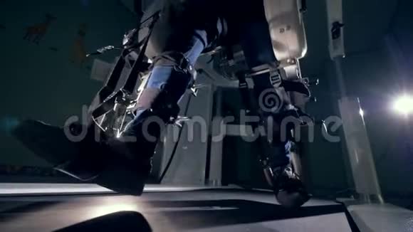 人的腿在移动恢复过程中保持在模拟器上创新的机器人VR控制系统视频的预览图