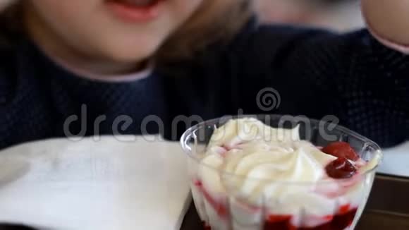 孩子们在咖啡馆里吃甜点和喝果汁吃冰淇淋的婴儿的肖像视频的预览图