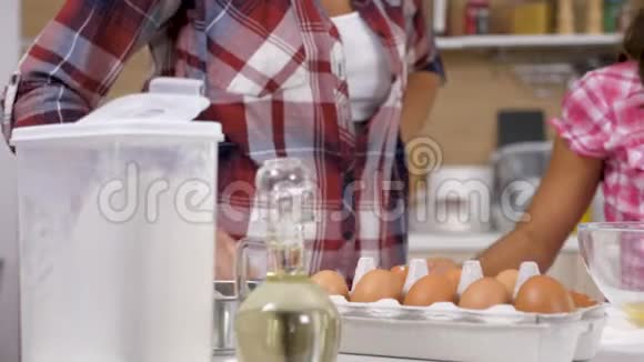 小女孩在玻璃碗里打碎一个鸡蛋视频的预览图