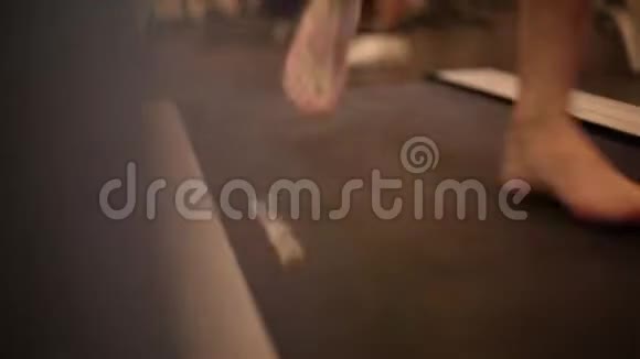 运动员脚在跑步机上赤脚跑步视频的预览图