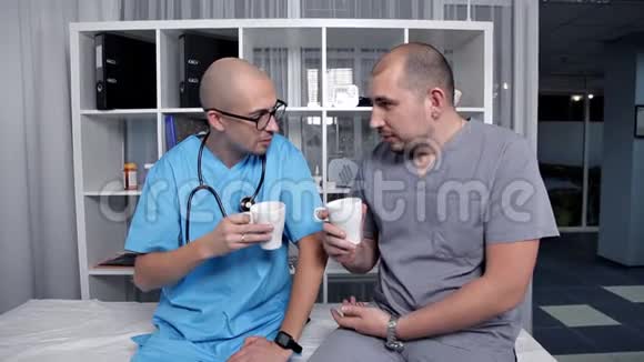 年轻的医生在咖啡休息时讲话视频的预览图
