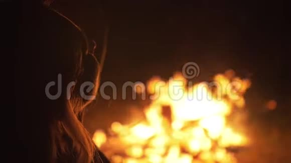 神秘女人黑色背景的剪影火焰火花轮廓轮廓户外慢速运动视频的预览图