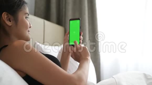 使用带有绿色屏幕色度键的移动电话的妇女视频的预览图