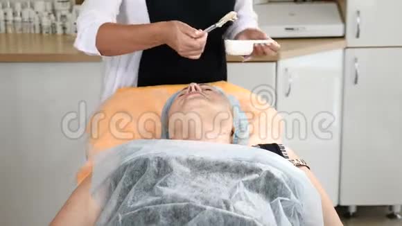 在医疗诊所美容师在面膜制作中疗美容程序美容注射高清高清视频的预览图