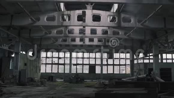 乌克兰切尔诺贝利普里皮亚特的废弃机库或仓库窗户视频的预览图