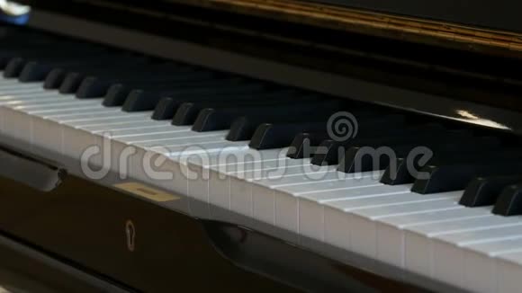 自弹黑色钢琴键盘特写视频的预览图