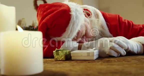 圣诞老人睡在桌子上视频的预览图