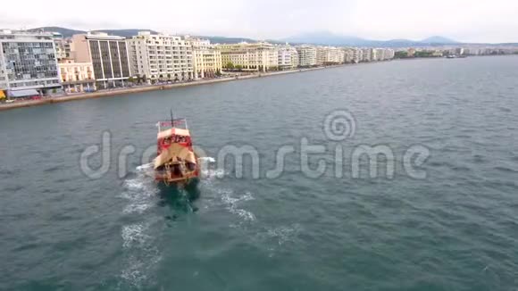 在希腊塞萨洛尼基的城市海岸用无人驾驶飞机人驾驶飞机前进视频的预览图