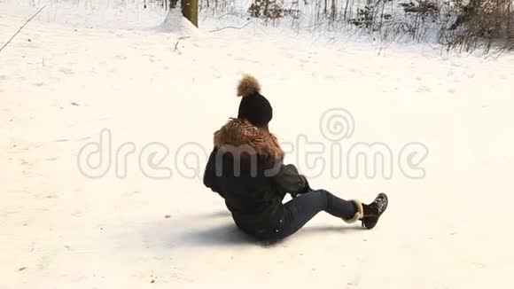 女孩在雪地滑梯上翻滚最后摔倒视频的预览图