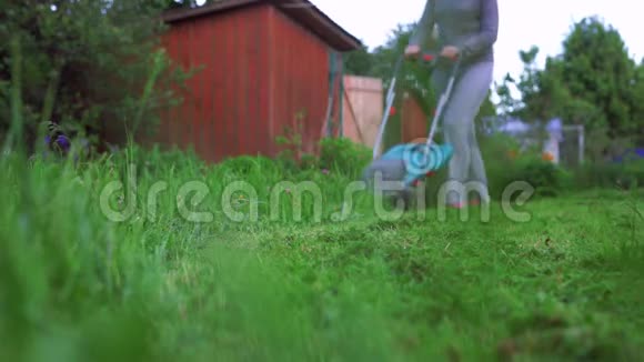 女孩在修剪草坪视频的预览图