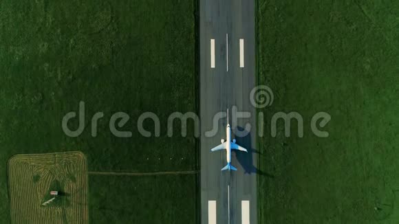 飞机起飞时在机场跑道上的鸟瞰图顶部视图视频的预览图