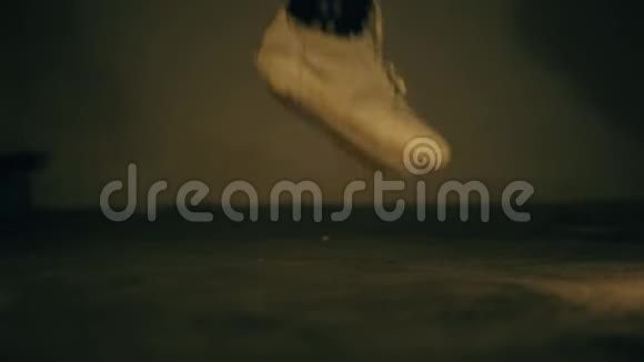 男的腿穿着黑色的脚踝重量做各种跳跃练习视频的预览图