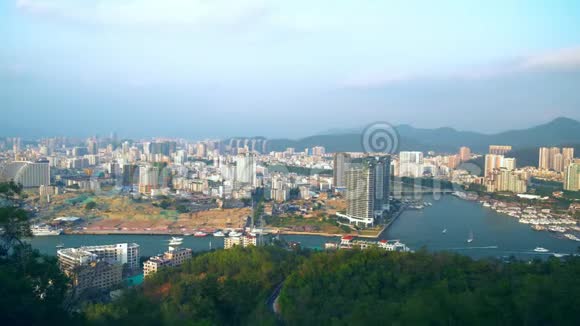 从中国悬崖俯瞰海滨城市视频的预览图