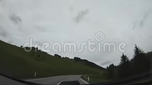奥地利阿尔卑斯山公路上驾车的录像视频的预览图