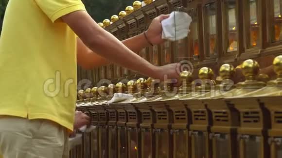 漂亮的传统蜡烛一大排蜡烛中国文化视频的预览图
