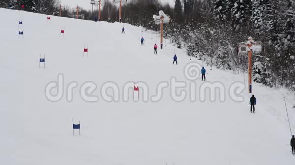 儿童冬季露天高山滑雪比赛视频的预览图