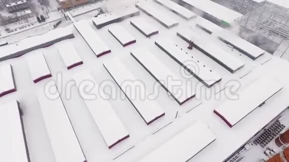 覆盖雪的生产工厂的空中运动视频的预览图