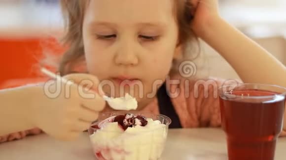 孩子们在咖啡馆里吃甜点和喝果汁吃冰淇淋的婴儿的肖像视频的预览图