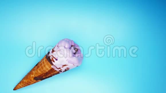 蓝色背景下的Lilac冰淇淋蛋筒融化时间视频的预览图