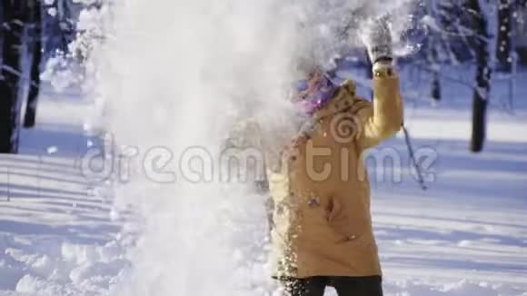 快乐的年轻人在镜头前扔雪冬天的心情冬季体育假日圣诞节生活方式概念视频的预览图