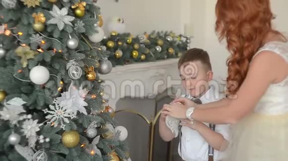 为圣诞节做准备母子俩装饰圣诞树视频的预览图