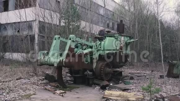 乌克兰切尔诺贝利普里皮亚特的生锈机械拖拉机视频的预览图