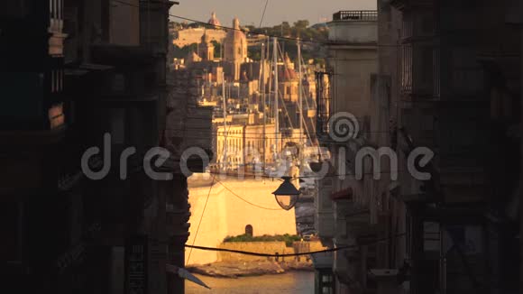 美丽的中世纪狭窄的老城街道和在马耳他瓦莱塔港的景色在4k视频的预览图