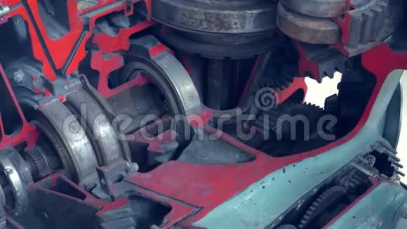 发动机齿轮的特写视图机制工厂视频的预览图