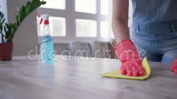 清洁公寓女孩戴着手套厨房里有吸尘器和洗涤剂擦拭台视频的预览图