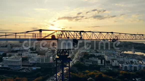 建筑起重机和日落城市景观现代建筑工地日落鸟瞰视频的预览图