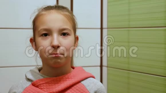 可爱的美丽的留着长发的女孩子彻底地刷牙并微笑视频的预览图