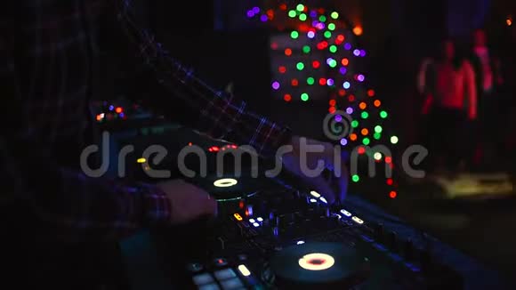 DJ在专业的调音台控制器上混合音乐视频的预览图