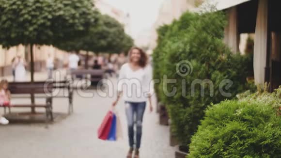 销售消费主义自信的女士带着购物袋在城市购物后散步视频的预览图