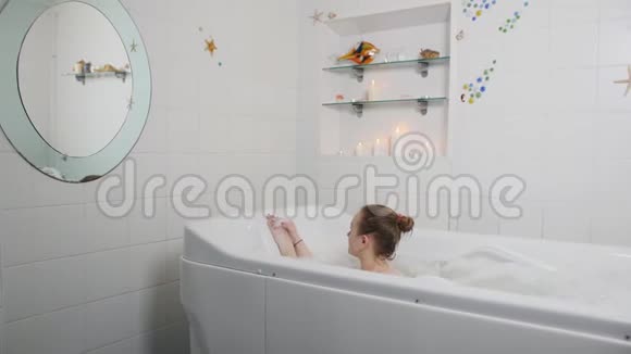 美丽的女人在一个特殊的浴室里享受水疗的程序视频的预览图
