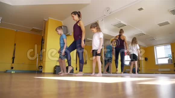 儿童康复理疗在健身房视频的预览图