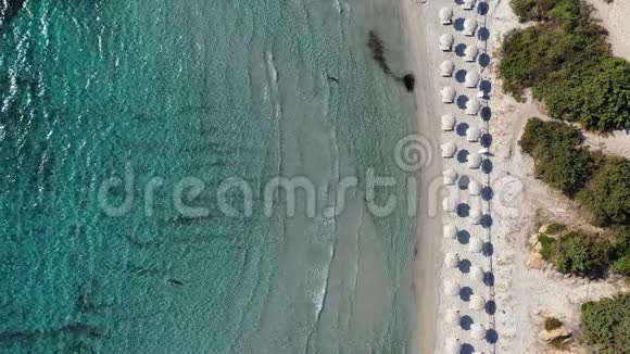 在意大利SardiniaSardegna岛的Villasimius俯瞰沙滩游艇和蔚蓝的海水假日视频的预览图