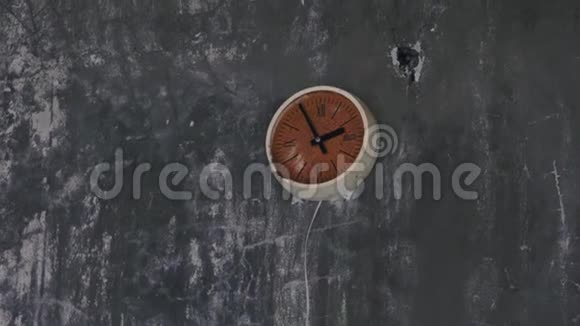 在乌克兰普里皮亚特的切尔诺贝利废弃建筑的墙上挂着一的旧钟视频的预览图