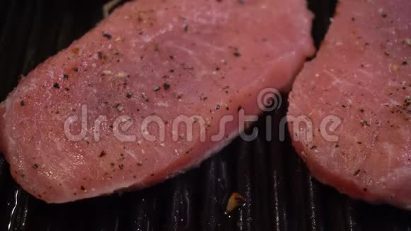 在铸铁锅上烹饪肉类视频的预览图