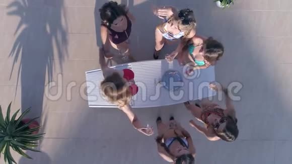 夏日派对穿泳装的女朋友可以休息夏天休息时喝香槟视频的预览图