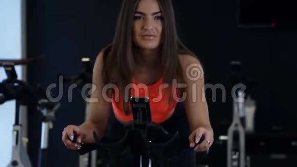 运动自行车健身运动的年轻健身模特视频的预览图